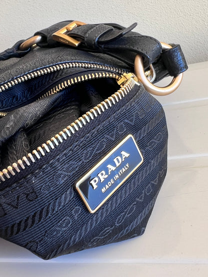 Prada con Tracolla a Catena Intrecciata