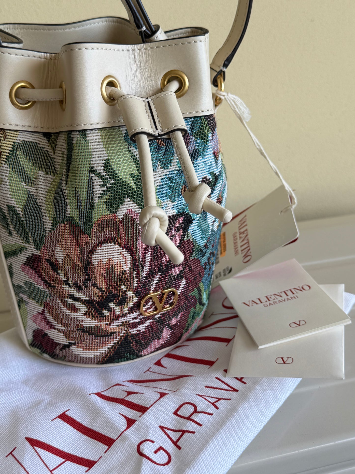 Valentino Garavani VLogo Signature mini bucket