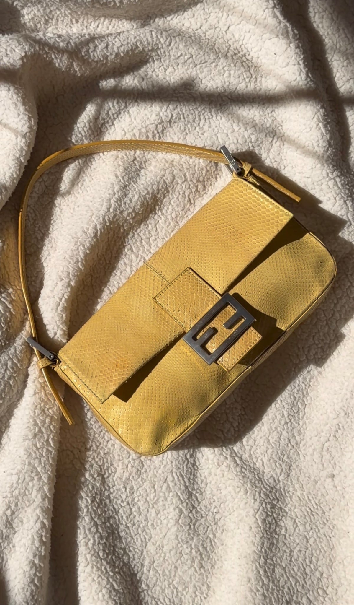 Fendi baguette pelle di pitone gialla